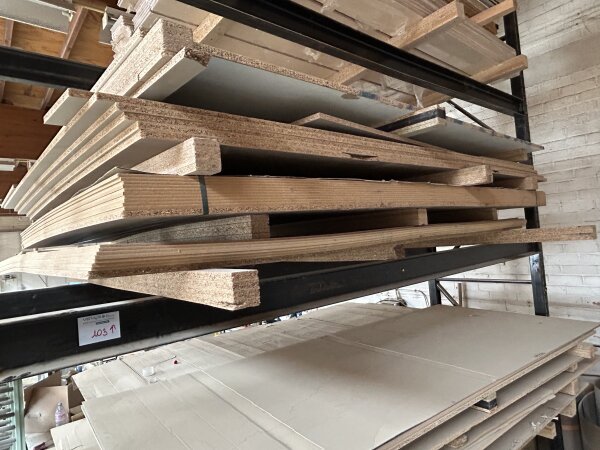 Houten platen schrijnwerkerij / metalen studs / bureaumeubilair 101-128 (52/2026) OK